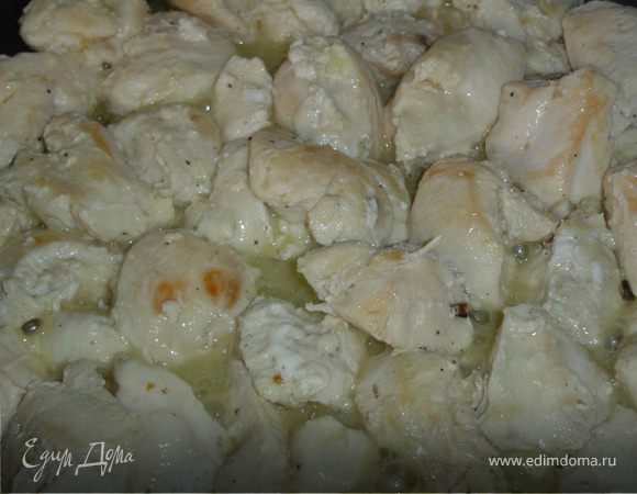 Нарезаем курятину небольшими кусочками и обжариваем на сливочном масле. Обжаренную курятину складываем в кастрюлю.