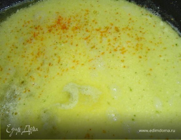 Готовим подливку. Для этого надо растопить в сковороде сливочное масло (70г), добавить к нему сметану, воду, травы, сушеный лук, соль, перец и проварить в течение 5 минут.