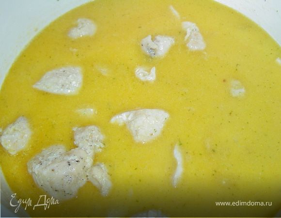 Приготовленной подливкой заливаем курятину и тушим на медленном огне 10-15 минут.