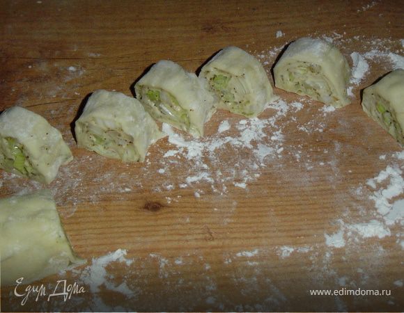 Полученный рулет нарезаем поперек