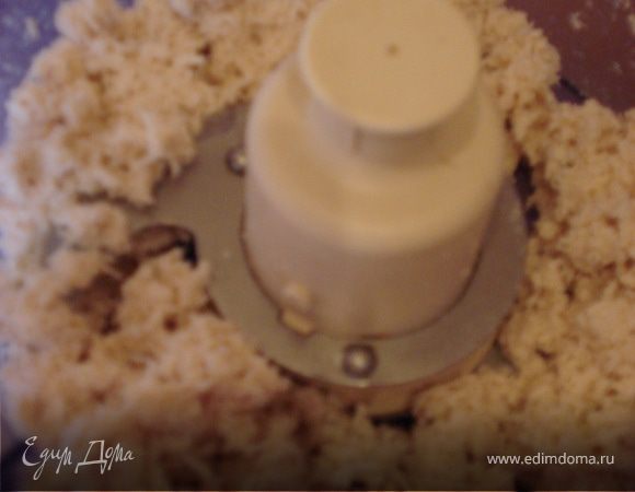 Измельчаем лук, грибы и обжариваем на растительном масле.Отвариваем курятину и измельчаем в блендере.