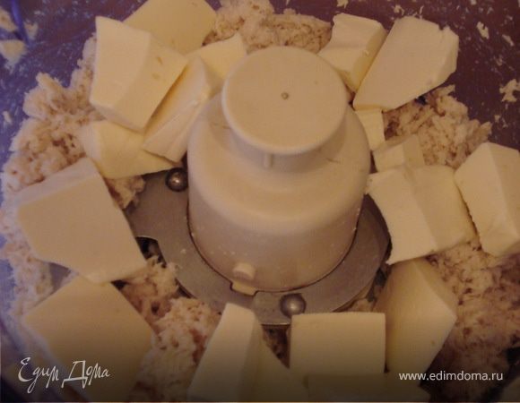 К измельченной курятине добавляем плавленый сыр и перемешиваем до однородной массы.