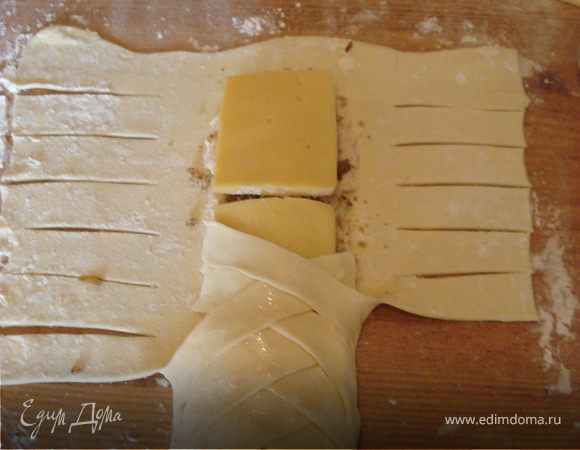 Теперь "заплетаем косичку", смазывая места соприкосновения белком.