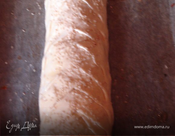 Готовый рулет смазываем желтком и посыпаем кунжутом. Запекаем при температуре 180-190 гр. до румяной корочки.