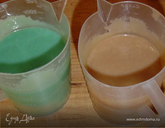 В блендере взбить со льдом молоко, мороженое и банан. Полученную смесь разлить в 2 шейкера (у меня шейкер только один, поэтому я воспользовалась двумя мерными стаканчиками, в которых все перемешала ложкой), добавив в один сок гранатовый, в другой - голубой кюрасао, и взбить.