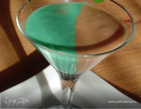 Одновременно из 2-х шейкеров перелить в коктейльный бокал так, чтобы получились вертикальные слои.