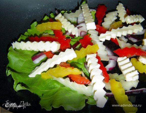 Выкладываем на тарелку листья салата, а на них все подготовленные ингредиенты и красную икру. Сбрызгиваем салат соевым соусом и заправляем сметаной с йогуртом, перемешанных до однородной массы.