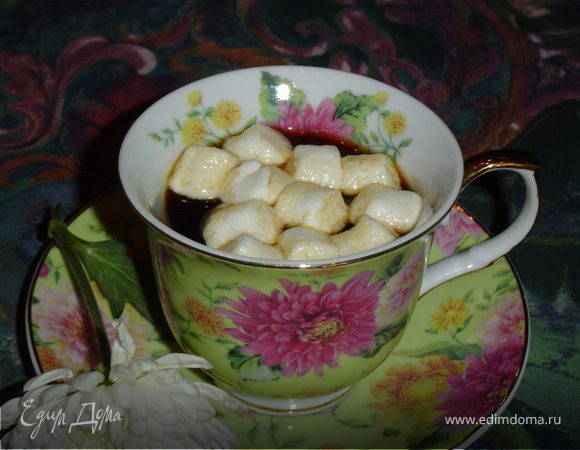 Варим кофе, наливаем в чашку, сверху кладем несколько маршмеллоу.