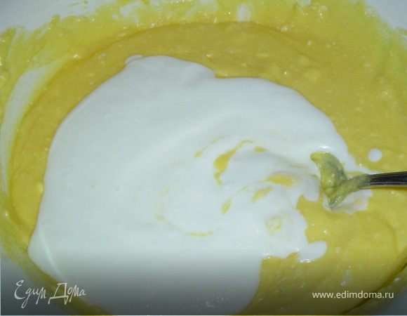 Для приготовления коржей 6 желтков разотрите с 1 стаканом сахара и добавьте их к размягченному сливочному маслу (300 г). Хорошо перемешайте. В эту смесь добавьте 0,5 стакана кефира, разрыхлитель для теста, ванилин и перемешайте.