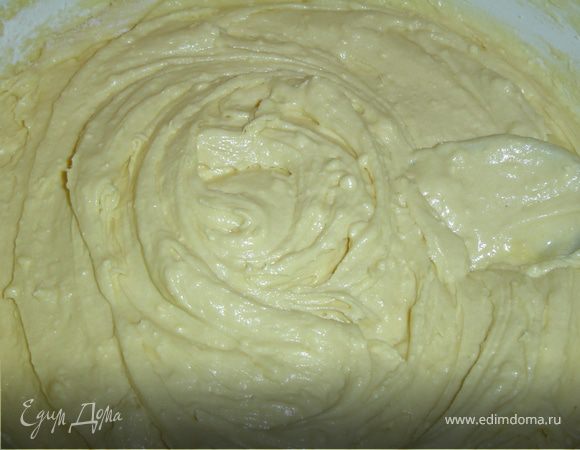 Теперь добавьте муку и замешайте не очень крутое тесто.