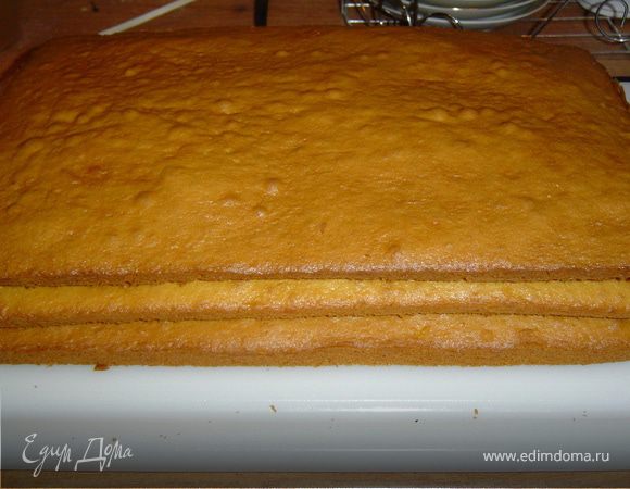 Противень смажьте маслом, тесто разделите на 3 части и поочередно выкладывая на противень, испеките 3 коржа — при температуре 180°C 15 минут.