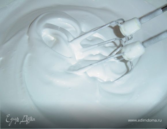 Пока коржи остывают, приготовьте крем, для чего 6 белков взбейте со стаканом сахара.