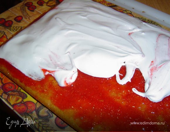 Измельчите клубнику вместе с сахаром. Количество сахара — произвольно.<br />
Первый корж смажьте клубничным соусом, а сверху нанесите часть взбитых белков с сахаром. Уложите второй корж сверху.