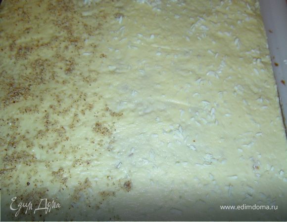 Посыпьте детский торт с клубникой измельченными орехами и кокосовой стружкой, а бока украсьте произвольно. Я использовала печенье вместо крендельков.