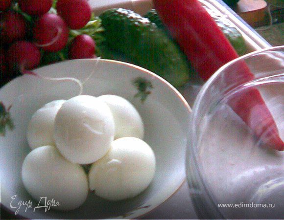 Овощи промыть и обсушить,яйца поставить вариться,а перец запечь.