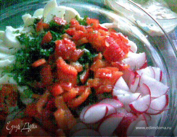 Огурцы очистить от кожицы,нарезать соломкой,редис полукольцами,яйца отделить желтки и в салат порезать белки тоже соломкой.Перец очистить от кожицы и тоже порезать как и предыдущие овощи. 