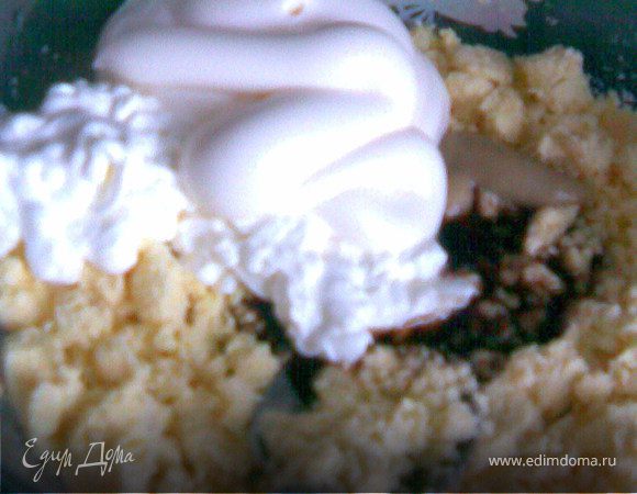 Желтки размять добавив туда майонез,сметану,горчицу,соевый соус и немного посолить.