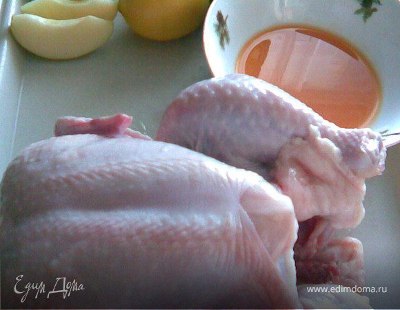 курочку помыть и обсушить,и обмазать приготовленной смесью. 