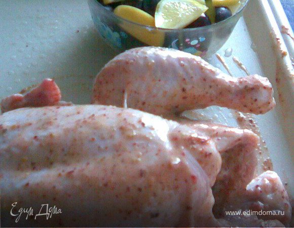 Яблоко нарезать полу дольками,виноград на две части,а лимон на четвертинки.Перемешать фруктовую смесь и начинить брюшко тушки.