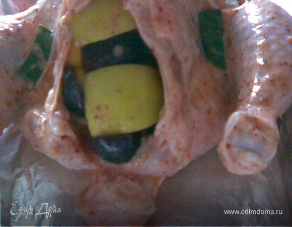 Поставить в духовку на 1 час при 200С.Периодически доставать и поливать курочку выделившимся соком.Подавать с салатом "Гусар"