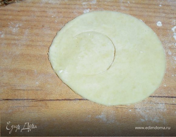 Теперь приступаем к изготовлению мышки.Для этого вырезаем еще один кружок.В центре делаем полукруглый надрез.