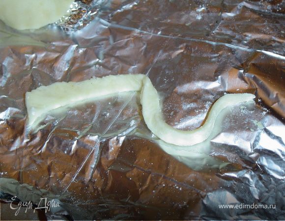 Вырезаем из теста тонкую полоску,которая будет служить хвостиком.Так же вырезаем полукруглые ушки.Все элементы укладываем на противень и отправляем в разогретую до 180гр. духовку,Выпекаем до готовности.