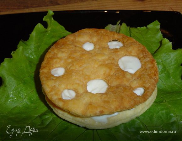 На него кладем второй кружок - "кусочек сыра"