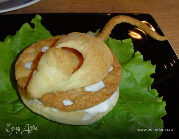 С помощью крема приклеиваем ушки к телу мышки и укладываем ее на "сыр".Под тельце вставляем хвостик.