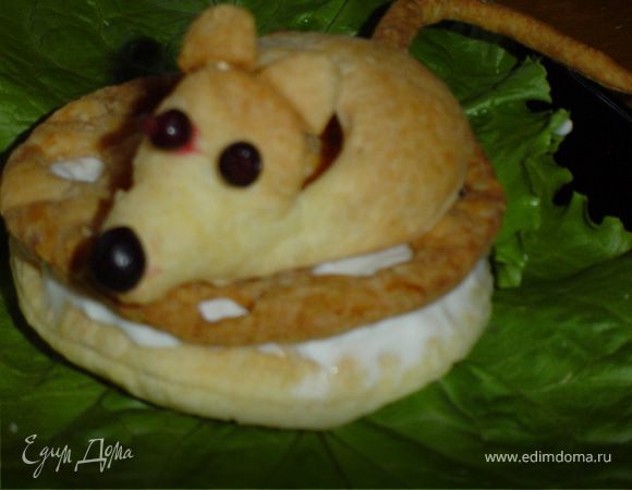 Еще нам понадобятся три ягодки черной смородины,их с помощью зубочистки прикрепляем ввиде носика и глазок.