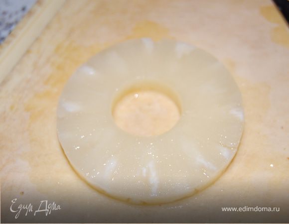 Залила желатин ½ стакана ананасового сиропа. 1 кружок ананаса нарезала на небольшие кусочки – нам потом пригодится.