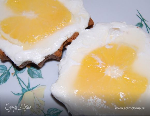 Желатин отправляем на плиту, до кипения чуть-чуть не довела. Тонкой струйкой вводим в творожную массу и тщательно перемешиваем. Немного желатина оставляем для украшения нашего чизкейка.
Заполняем остывшие корзиночки сначала ананасами, затем творожной массой, сверху украшаем сердечком, вырезанным из апельсина, покрываем остатками желатина и убираем в холодильник на пару-тройку часов. ВСЕ! Приятного Вам аппетита!
