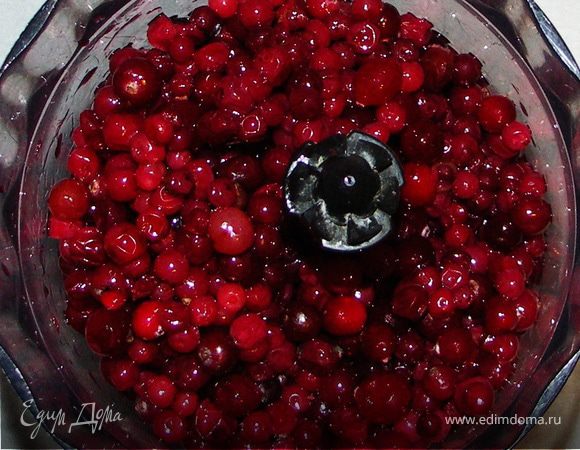 Ягоды слегка разморозить.Большую часть измельчить в блендере.