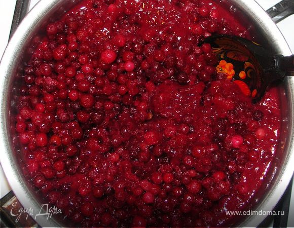 Добавить сахар.Перемешать.Добавить целые ягодки(у меня 300г брусники)