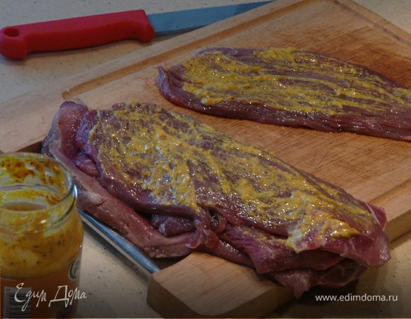 Обмазать мясо горчицей, посолить слегка и поперчить. Завернуть в пакет и оставить в холодильнике мариноваться несколько часов.
