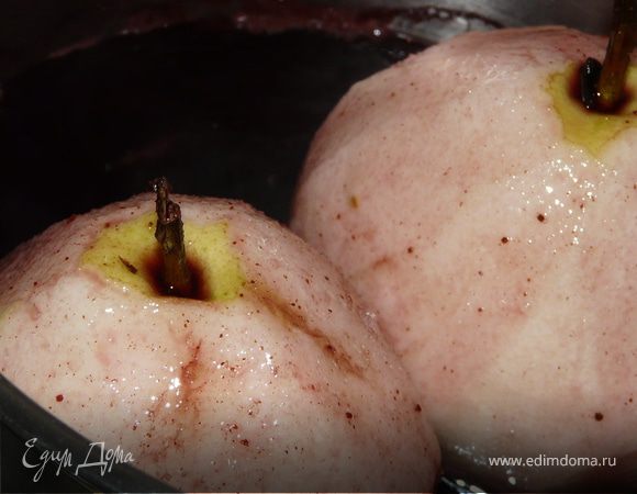 Закипятить вино с корицей, цедрой, гвоздикой, положить в вино груши и проварить минут 30, до готовности груш (они должны остаться целыми). Охладить и вынуть груши. Жидкость на маленьком огне подержать, пока не выпарится 1/3.
Посолить, поперчить по вкусу