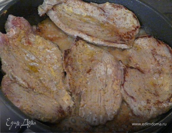 Мясо достать, на сливочном масле обжарить с 2 сторон до золотистого цвета (лучше сразу в сковороде, которая может стоять в духовке). Духовку разогреть до 160С. Поставить мясо на минут 15, перевернуть 1 раз, если нужно, положить кусочки масла на каждый бифштекс.
Подавать с разогретыми грушами и винным соусом (хорошо сочетается с картофельным гратеном). Для любителей, можно на тарелку положить еще и полоски обжареного бекона.