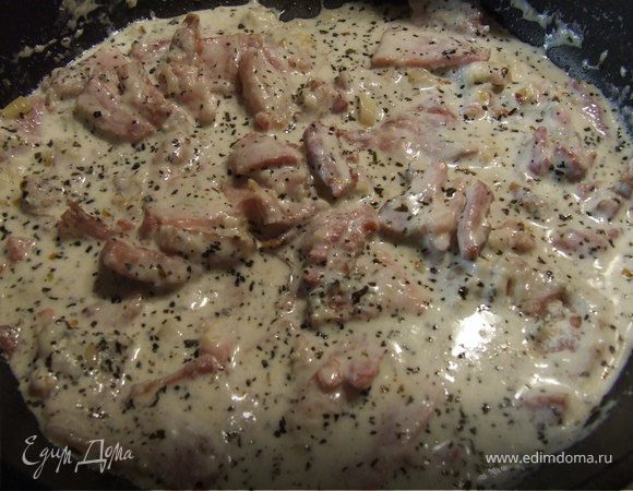 Влить сливки, добавить муку, базилик и соль. Все перемешать и подержать 3 минуты на огне.