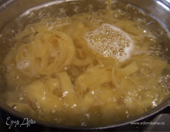 Пасту отварить в воде