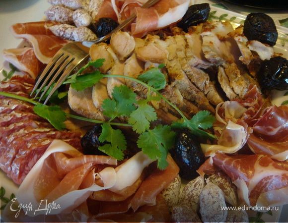 Картофель тщательно вымыть и отварить в кожуре, следить, чтобы не разварился и был крепким. Если вам не удалось найти маленький картофель не огорчайтесь, можно использовать большой, гости сами разрежут его на 2 - 4 части перед опусканием в расплавленный сыр. 
