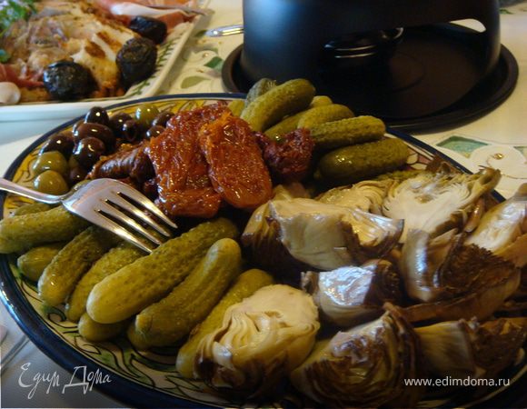 Выставить все закуски - холодные и горячие на стол. Центральное место оставить для фондю, разместить горелку. (1 фондюшница на 4 человека)
