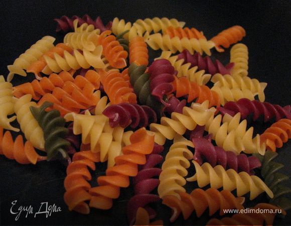 Макароны отварить в подсоленной воде и с оливковым маслом. Отварить отдельно спаржу и яйца. Нарезать.
