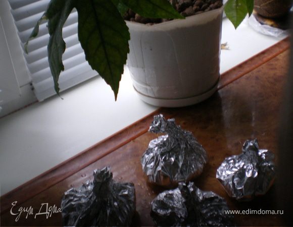 Растопить сливочное масло (небольшой кусок) и обжарить в нем муку до золотистого цвета, затем постепенно вливать молоко постоянно промешивая венчиком, мешать на слабом огне пока соус не загустеет, добавить соль и мускатный орех.Соус готов.
В фольгу положить кусочек рыбы (половину филе), посолить,поперчить,посыпать мелко рубленным чесноком,нарезанными шампиньонами,полить соусом бешамель, закрыть фольгу.Отправить в духовку 180 гр на 20 мин, за 5 мин до приготовления расрыть посыпать укропом и тертым сыром.