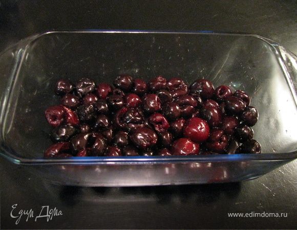 Духовка 200.
Яичные белки взбить с сахаром, эссенцией и 1 чайн. ложкой лимонного сока. Желтки смешать с 6 ложками молока с сахаром, ессенцией, лимонним соком, миндальными хлопьями, манной крупой.