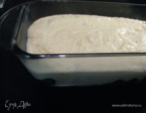 Молоко со сливками и творогом довести до кипения. Периодически помешивая добавить желтковою масу и довести до кипения. Остудить. Смешать со взбитыми белками. Вишню выложить в форму для запекания. Сверху выложить массу и положить на нее стружку сливочного масла. Запекать 25мин 