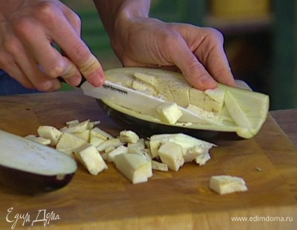 Баклажаны разрезать пополам, затем, стараясь не повредить кожуру, вырезать сердцевину — должны получиться лодочки. Отваривать их в подсоленной кипящей воде в течение 10 минут, затем воду слить. 