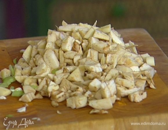 Вырезанную из баклажанов мякоть порубить. 