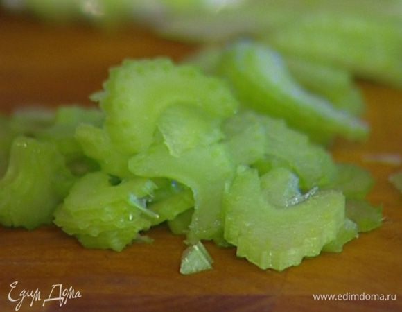 Стебель сельдерея тонко нарезать. 