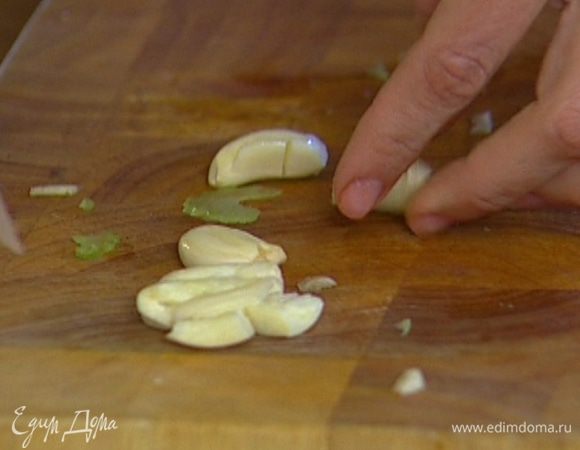 Чеснок почистить, два зубчика чеснока раздавить плоской стороной ножа, а оставшиеся два мелко порубить. 