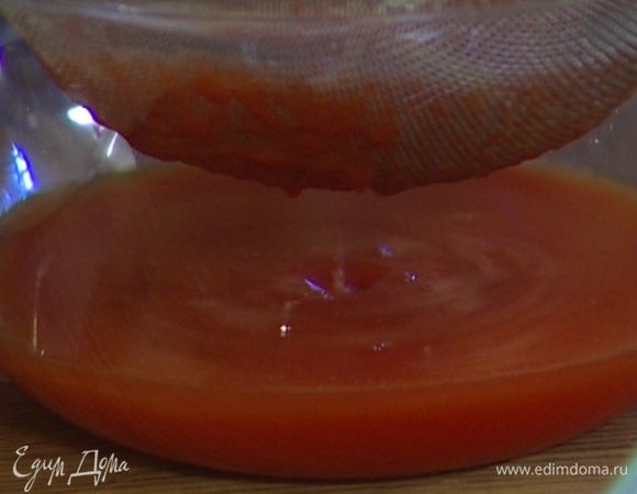 Помидоры протереть через сито. 