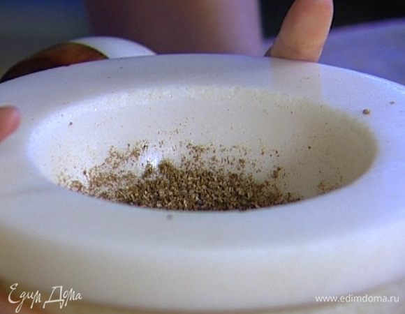 Ягоды можжевельника, кориандр, перец, гвоздику и соль растереть в ступке. Добавить оливковое масло, все перемешать. 